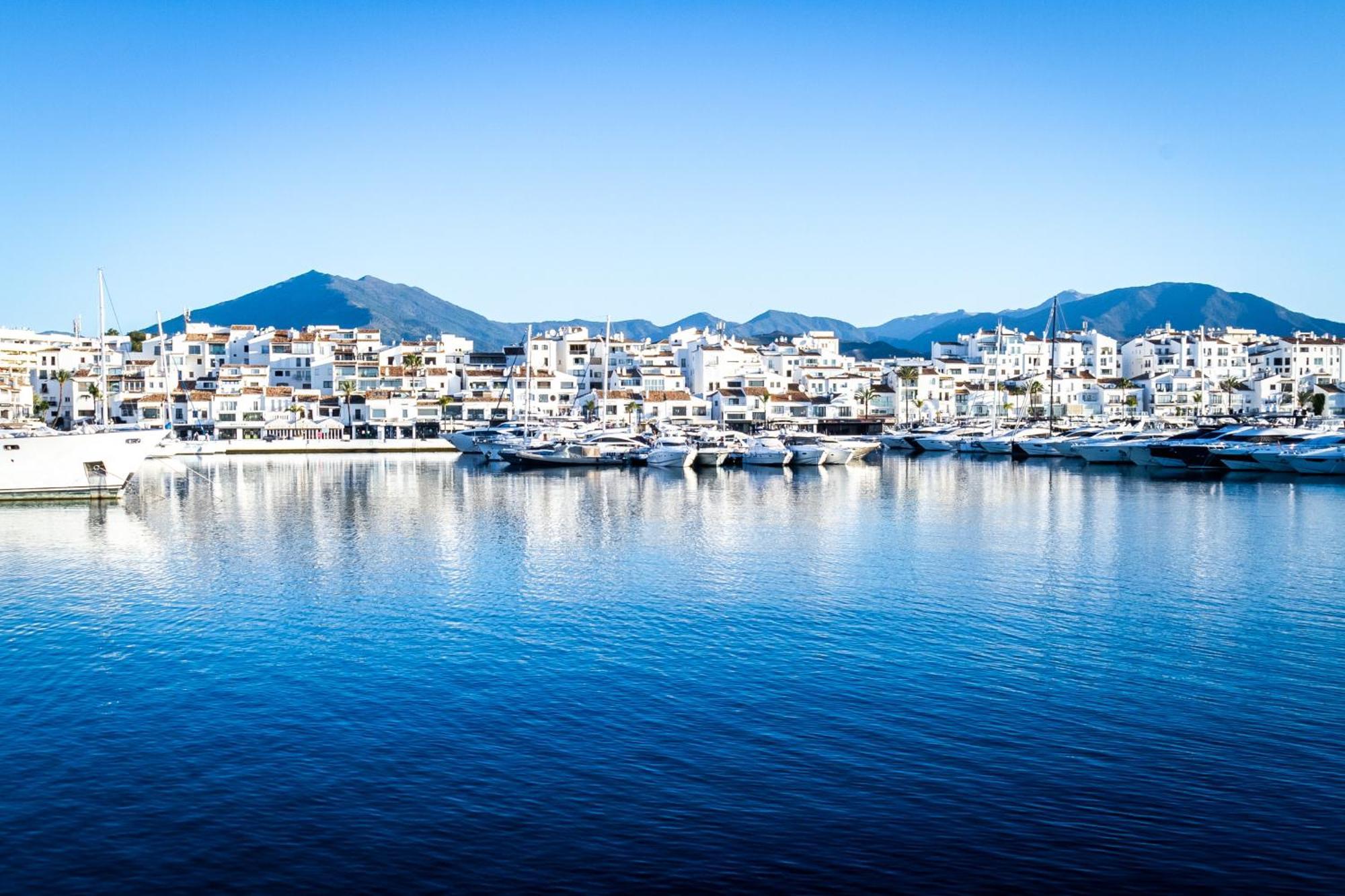 Marbella Banus Suites - Lily Playas Del Duque Banus Beach Apartment Kültér fotó