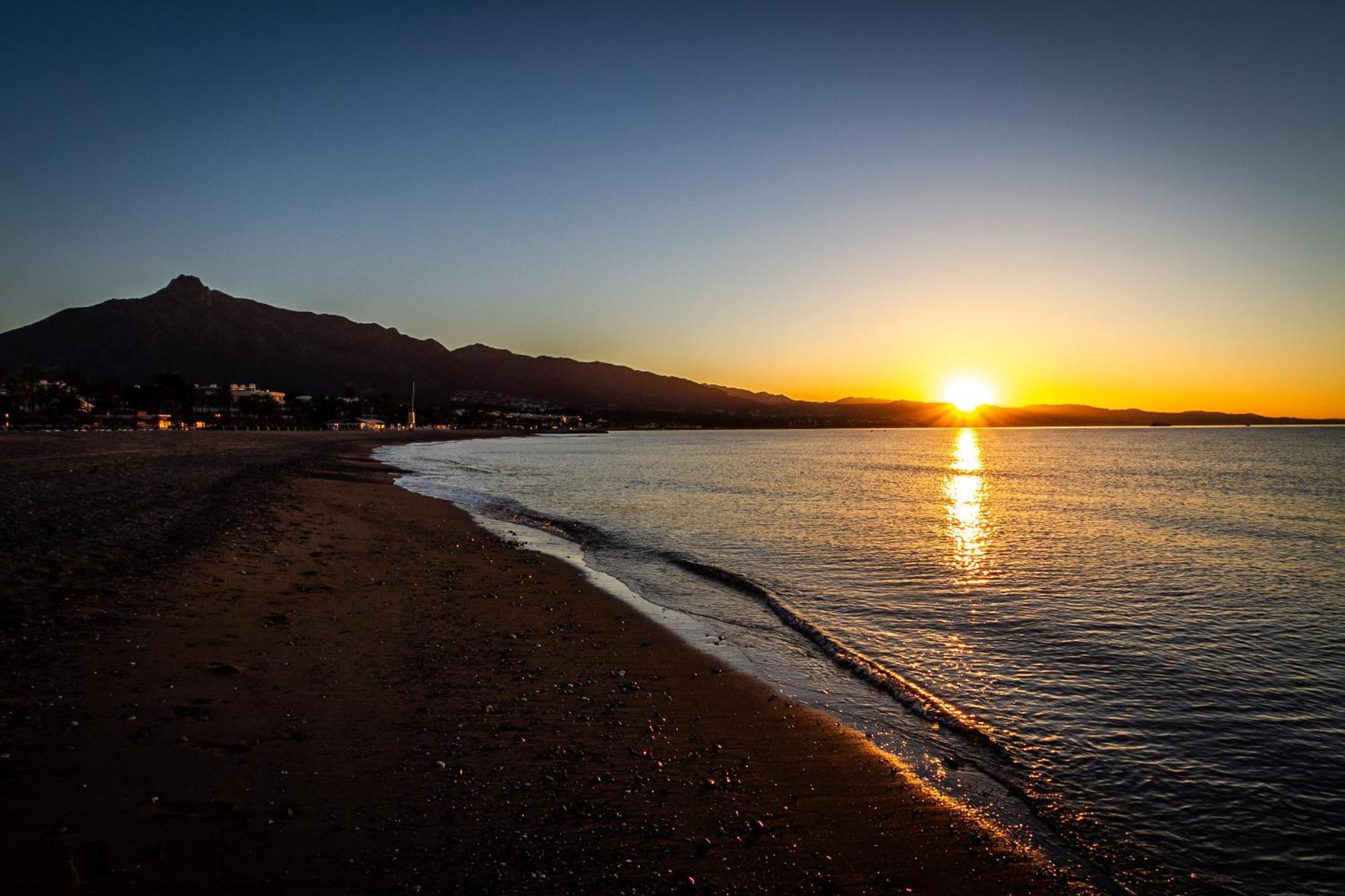 Marbella Banus Suites - Lily Playas Del Duque Banus Beach Apartment Kültér fotó